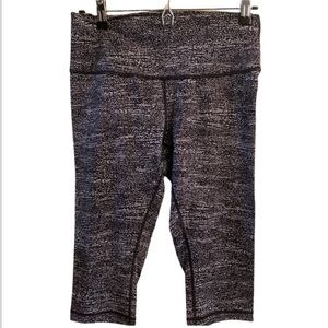 Lululemon cropped leggings in black and white ! Excellent preloved condition..